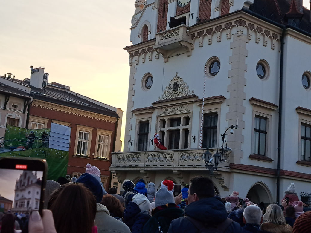 Parada Św. Mikołaja w Rzeszowie. Tłumy dzieci na spotkaniu ze Świętym na Rynku