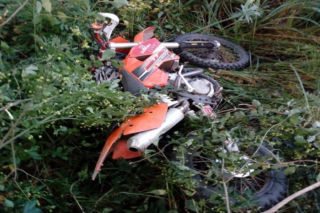 Podkarpacie: Motocyklista na widok radiowozu gwałtownie zawrócił. Wjechał do lasu i... ugrzązł w bagnie