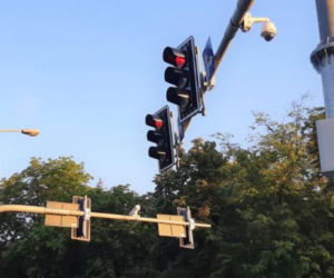 Przydrożne tablice pokazują utrudnienia, wolne parkingi i pogodę