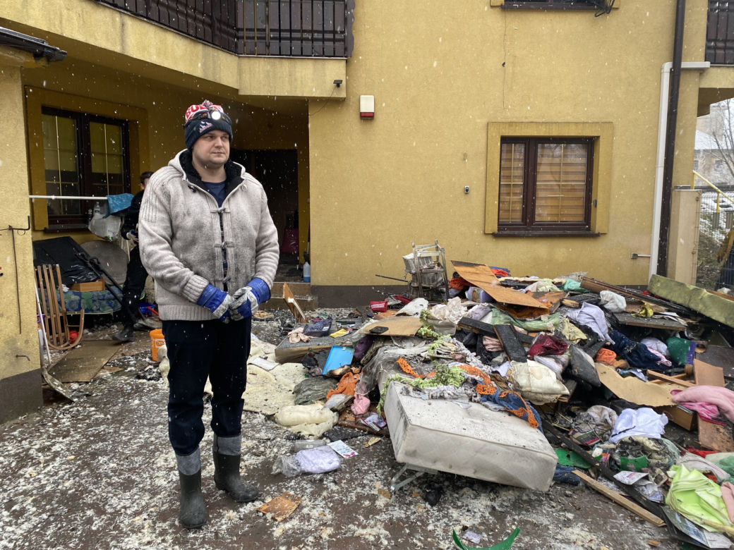 W ogniu stracili wszystko. "Wyniosłem córkę na rękach do żony na balkon, sam wyskoczyłem przez okno"
