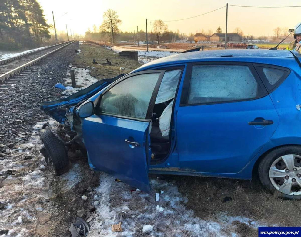 Osobowy hyundai zderzył się z pociągiem w Prostkach. Kierowca auta był pijany [ZDJĘCIA]