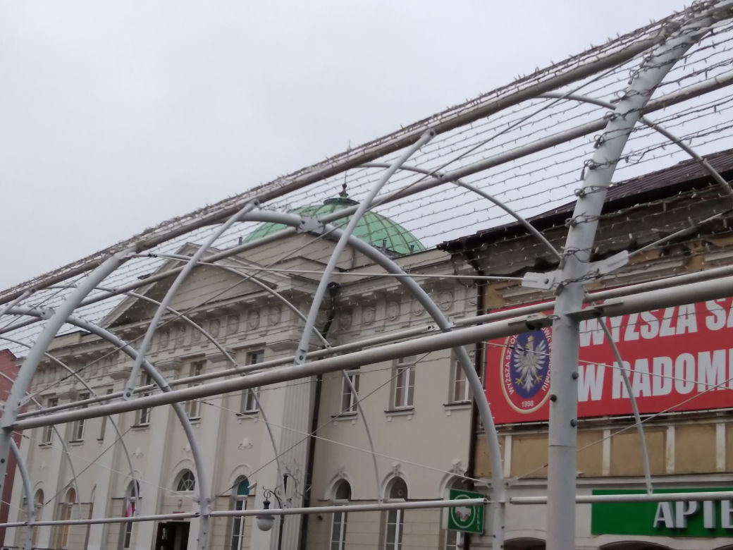 Radom szykuje się na święta. Trwa montaż ozdób