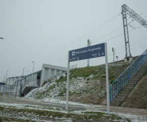 Postawili stację kolejową w szczerym polu. Cztery lata budowy, jeden pociąg na godzinę