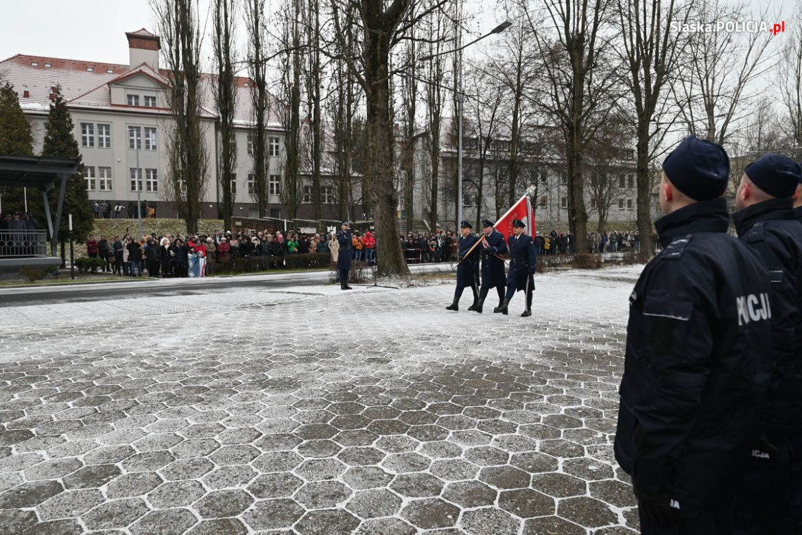 Śląskie: 156 nowych policjantów złożyło ślubowanie w Katowicach