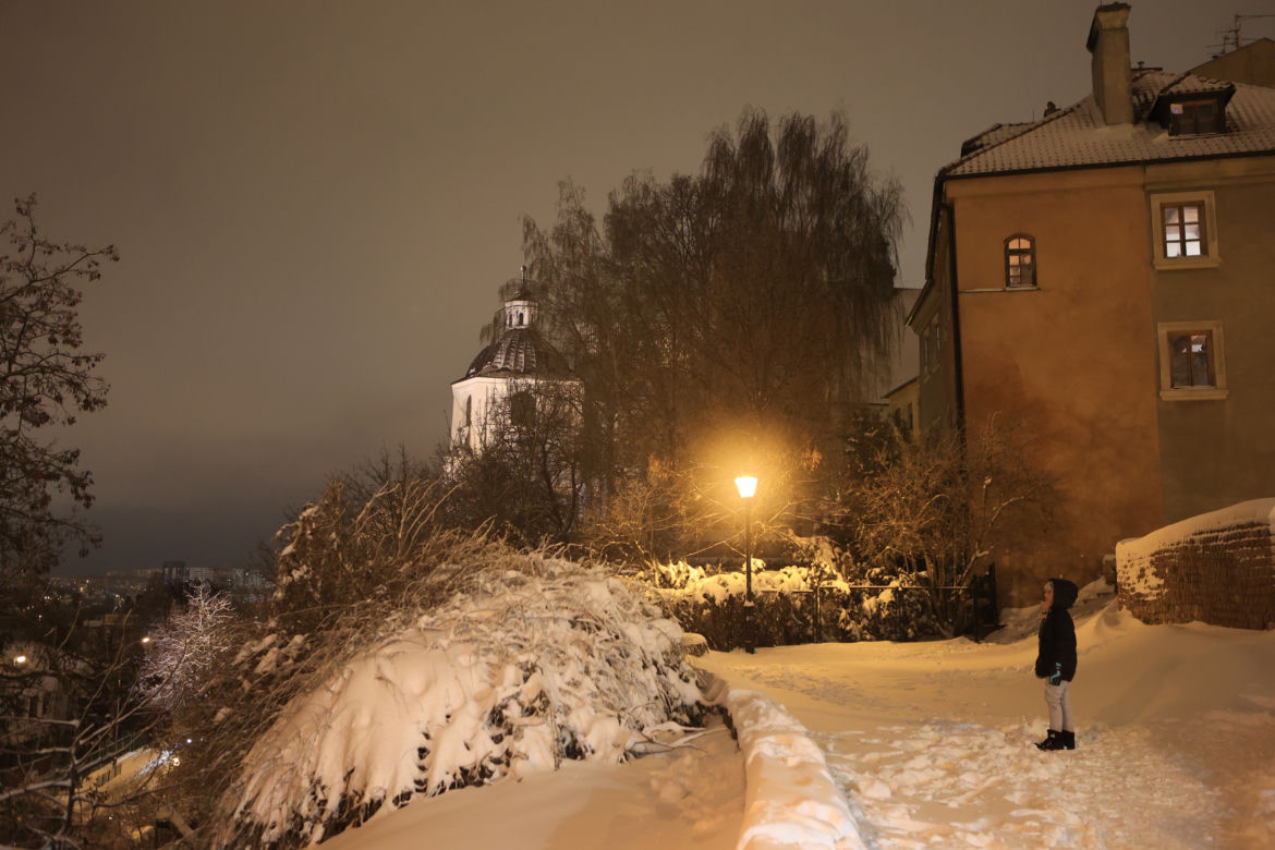 Śnieżny Lublin wieczorową porą
