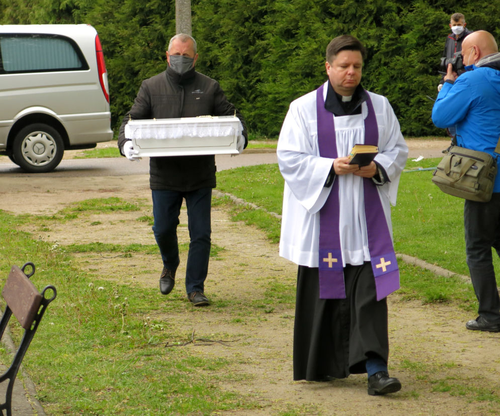 Zambrów. Pogrzeb noworodka znalezionego na wysypisku śmieci