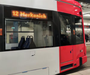 Krakowski tramwaj i przystanek bohaterami serialu Westwall