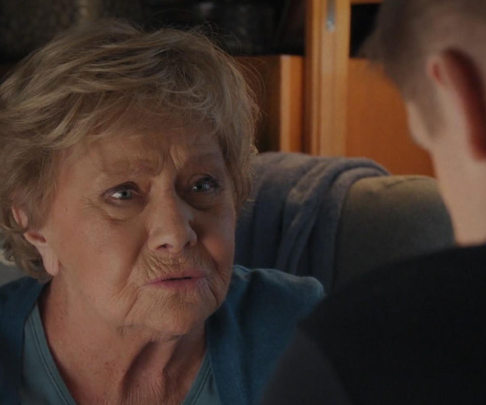 Barbara Mostowiak z serialu M jak miłość rozmawia z Pawłem, którego widać od tyłu, wyrażając troskę i wsparcie. Scena przedstawia emocjonalną konwersację, kluczową dla fabuły. Więcej o losach bohaterów na Super Seriale.