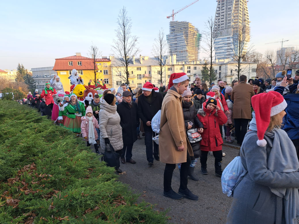 Parada Św. Mikołaja w Rzeszowie. Tłumy dzieci na spotkaniu ze Świętym na Rynku