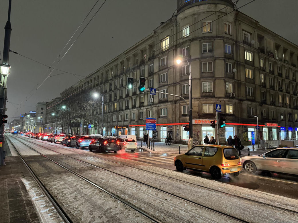 Totalny paraliż Warszawy. Gigantyczne opóźnienia autobusów i tramwajów, kierowcy w korkach