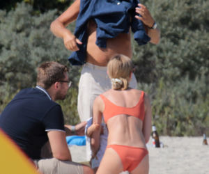 Kasia Tusk w bikini na plaży z rodziną