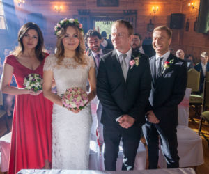 To nie koniec świata 2 sezon odc. 26. Anka (Karolina Gorczyca), Ulka (Magdalena Lamparska), Darek (Eryk Lubos), Paweł (Krystian Wieczorek)