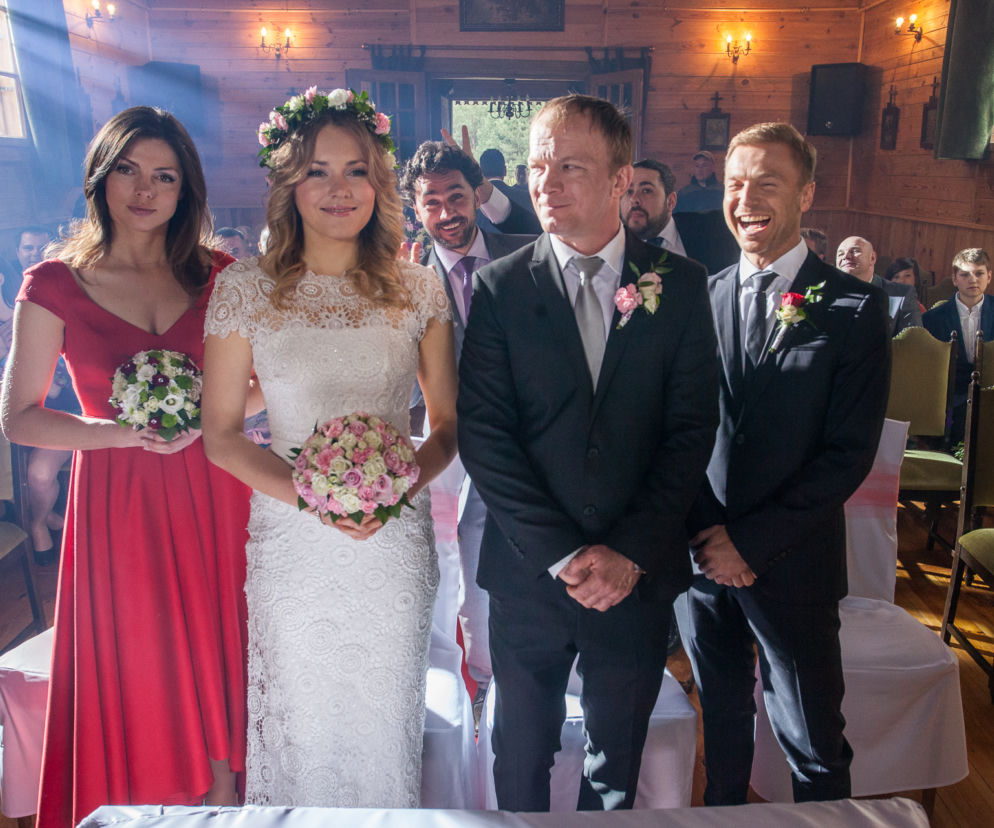 To nie koniec świata 2 sezon odc. 26. Anka (Karolina Gorczyca), Ulka (Magdalena Lamparska), Darek (Eryk Lubos), Paweł (Krystian Wieczorek)