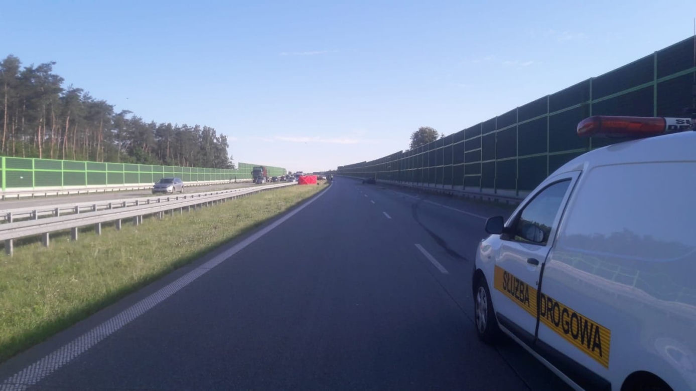 TRAGICZNY wypadek na A1. Kierowcę WYRZUCIŁO z auta, drugie DACHOWAŁO. Sprawca UCIEKŁ pozostawiajac samochód 
