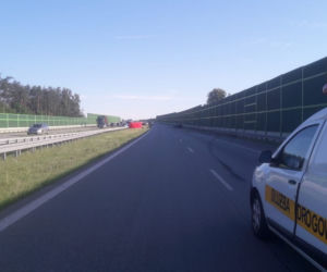 TRAGICZNY wypadek na A1. Kierowcę WYRZUCIŁO z auta, drugie DACHOWAŁO. Sprawca UCIEKŁ pozostawiajac samochód 