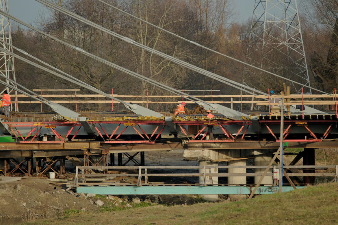 Poszło 30 mln zł i 160 t stali na tego kolosa. Most na ul. Żeglarskiej w Lublinie prawie gotowy