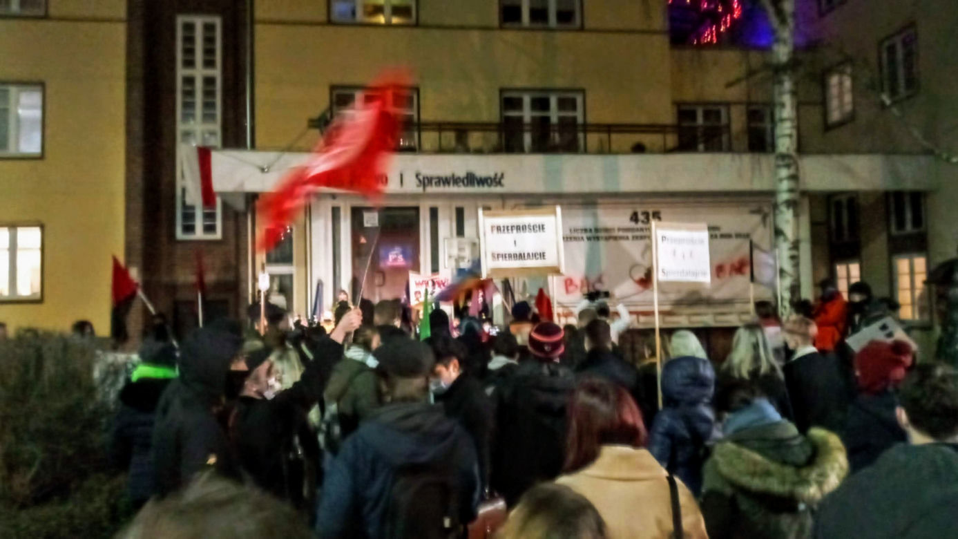 Strajk Kobiet w Szczecinie: Manifestacja pod siedzibą PiS - 27 stycznia 2021 r.