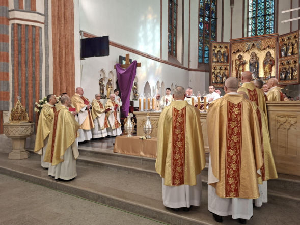 Msza Krzyżma gromadzi w Wielki Czwartek rano księży i zakonników z całej diecezji w jednym kościele- katedrze koszalińskiej na Mszy Krzyżma