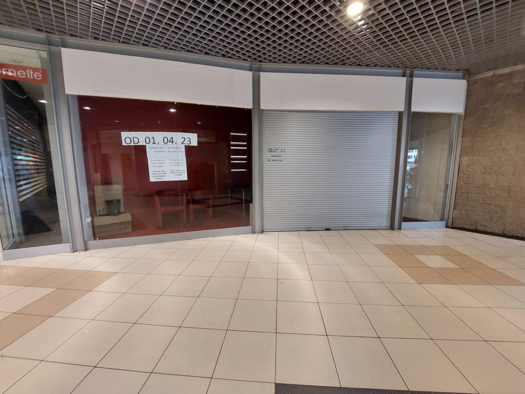 Centrum handlowe Belg straszy pustkami. Ostatni sprzedawcy i garstka klientów