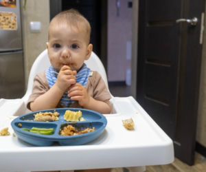 Dlaczego dzieci rzucają jedzeniem? Musisz to wiedzieć, zanim się  rozzłościsz