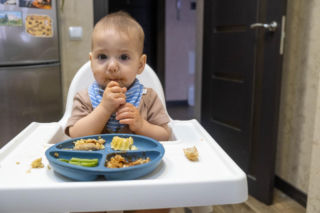 Dlaczego dzieci rzucają jedzeniem? Musisz to wiedzieć, zanim się  rozzłościsz