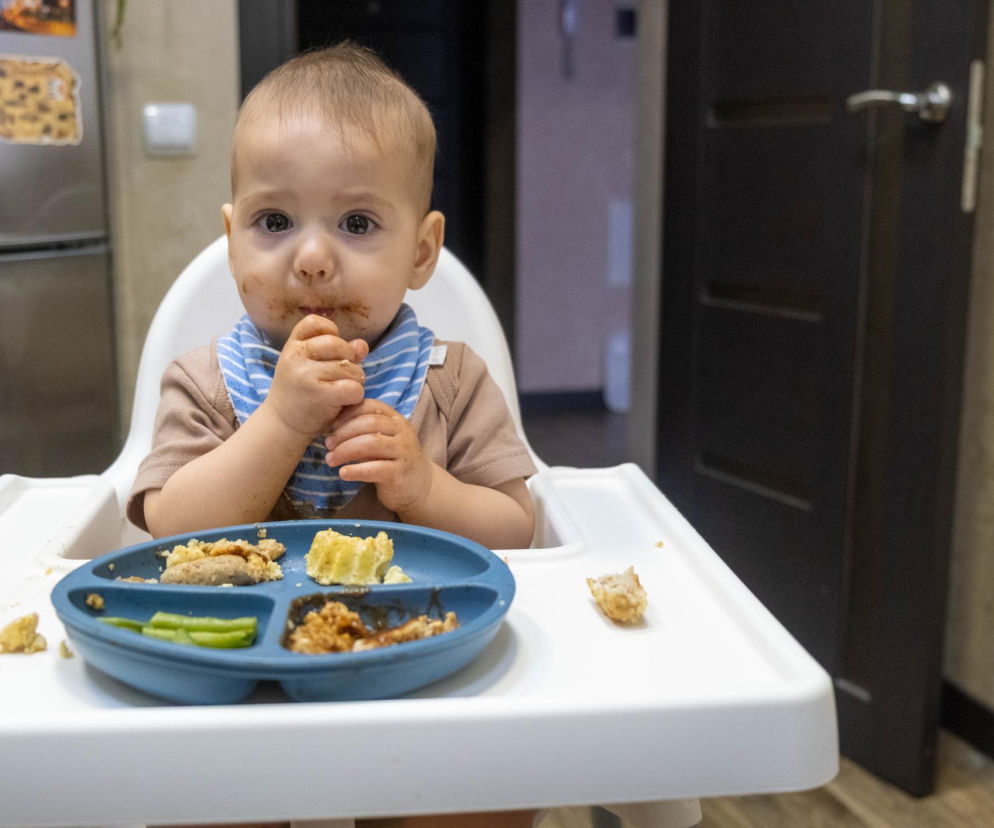 Dlaczego dzieci rzucają jedzeniem? Musisz to wiedzieć, zanim się  rozzłościsz