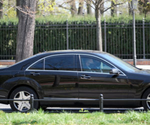 Premier Mateusz Morawiecki w maseczce ochronnej pod Kancelarią Premiera
