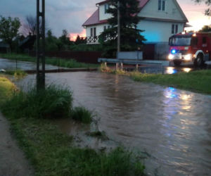 Nawałnica w Krynkach. Ulice jak rzeki, a boisko jak jezioro [ZDJĘCIA]