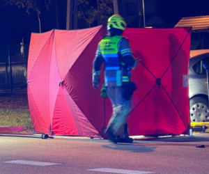 Motocyklista chciał wyprzedzić dwa auta. Uderzył w trzecie. Zginął.