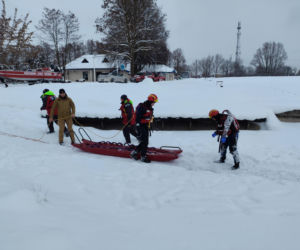 Jak uratować człowieka, gdy załamie się pod nim lód? Strażacy ćwiczyli różne scenariusze