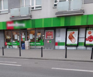 Niezabezpieczone pieczywo na chodnikach
