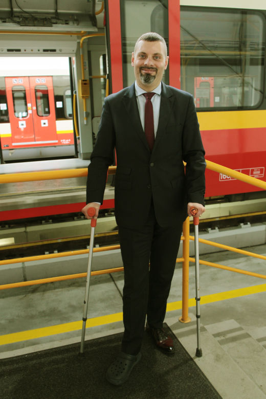 Prezes SKM ostatnio do pracy przyszedł o kulach