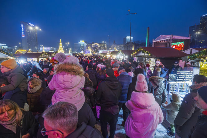 Tłumy na świątecznym Jarmarku Warszawskim. Zapytaliśmy ludzi, co o nim myślą