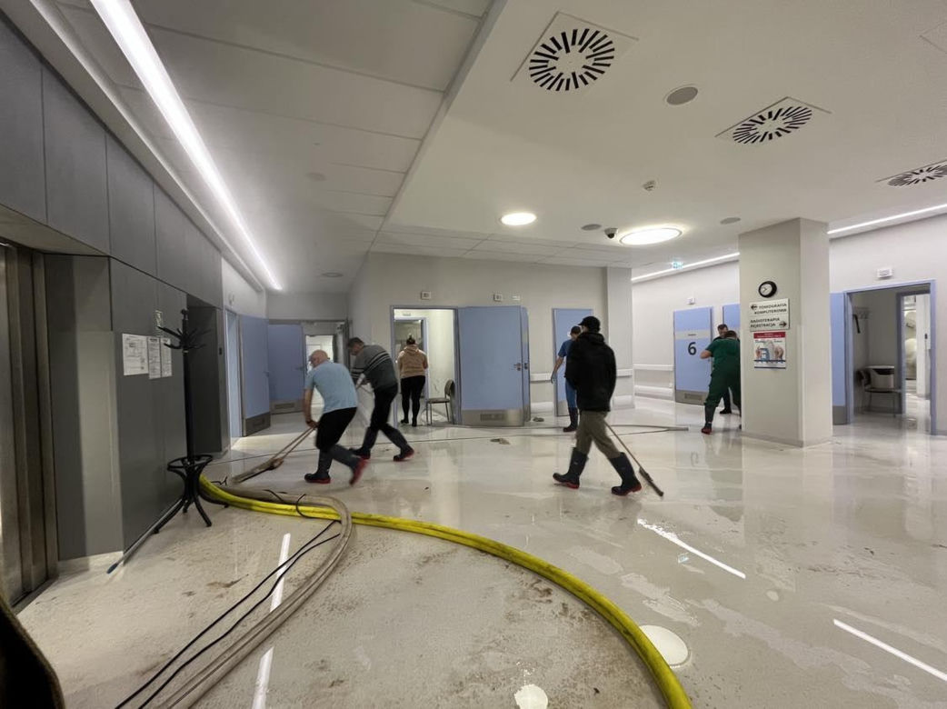 Zalane pomieszczenia w UCK w Gdańsku. Zakład Radioterapii Kliniki Onkologii i Radioterapii