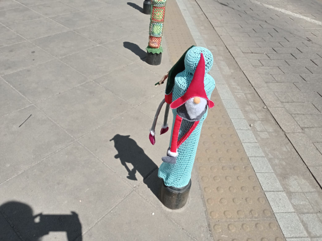 Słupki na Szmulkach dostały włóczkowe ubranka