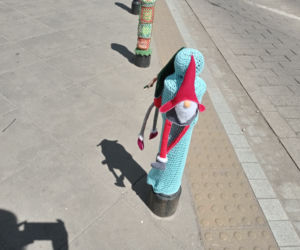 Słupki na Szmulkach dostały włóczkowe ubranka