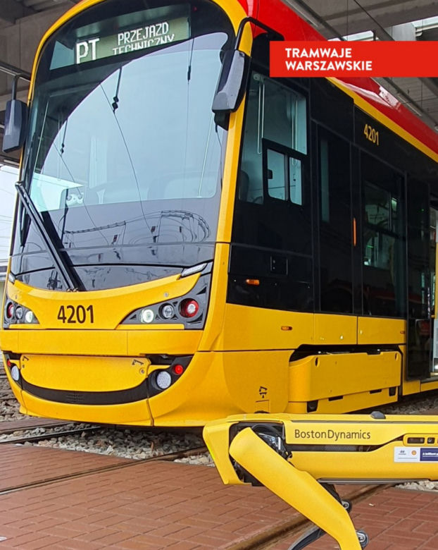 Pies-robot odwiedził tramwajarzy. Niecodzienny gość w zajezdni na Bielanach