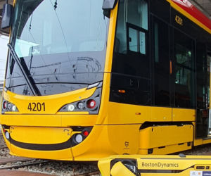 Pies-robot odwiedził tramwajarzy. Niecodzienny gość w zajezdni na Bielanach