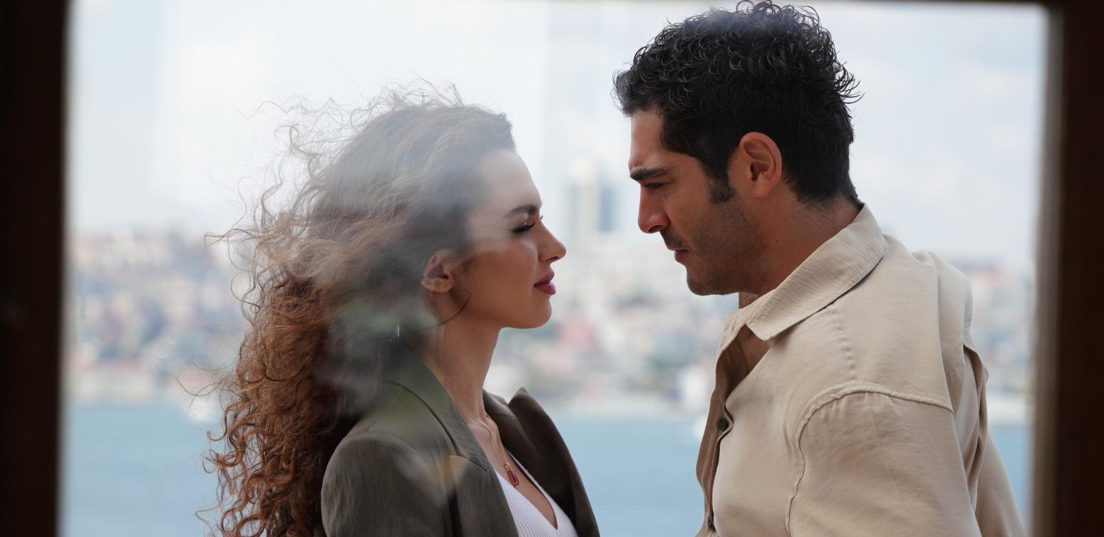 Bir Gece Masali. Burak Deniz i Su Burcu Yazgı Coşkun tworzą jeden z najgorętszych duetów w Turcji! 