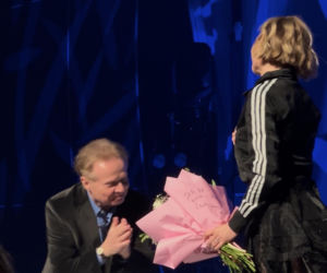 Michał Bajor na koncercie Anny Wyszkoni. Wskoczył do niej na scenę