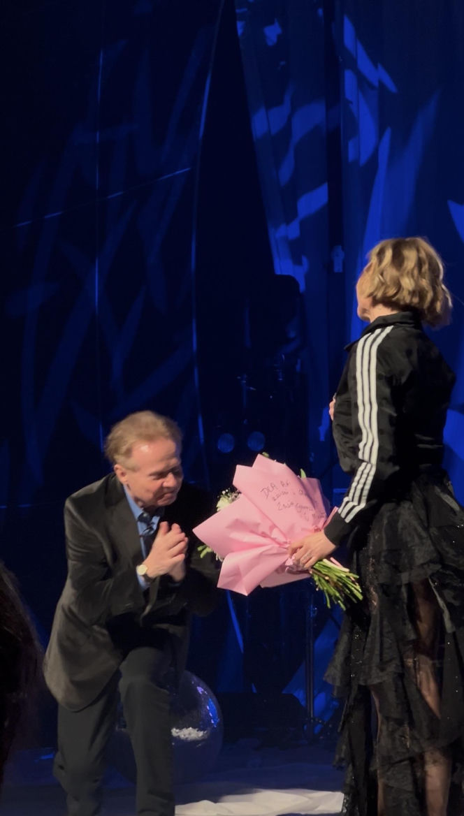 Michał Bajor na koncercie Anny Wyszkoni. Wskoczył do niej na scenę