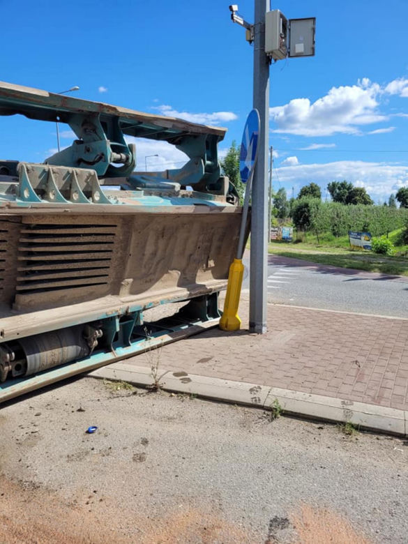 Stalowy kolos runął na drogę. Drogowy paraliż i wielka akcja pod Legionowem