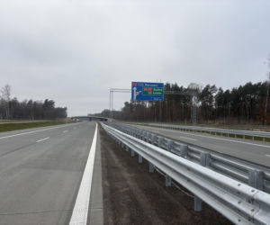 Na autostradzie A2 na wschód od Warszawy prace idą pełną parą, zarówno w dzień, jak i po zmroku