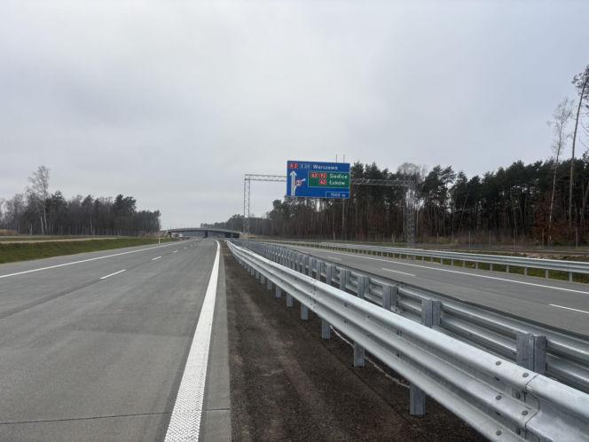 Na autostradzie A2 na wschód od Warszawy prace idą pełną parą, zarówno w dzień, jak i po zmroku