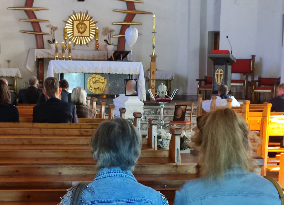 Rodzina i znajomi pożegnali Babcię i wnuczkę podczas skromnej ceremonii
