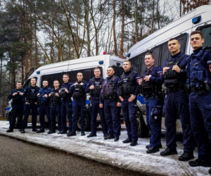 Warszawscy policjanci uratowali kobietę z pożaru
