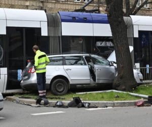 Wypadek na al. 3 Maja. Samochód zderzyl się z tramwajem
