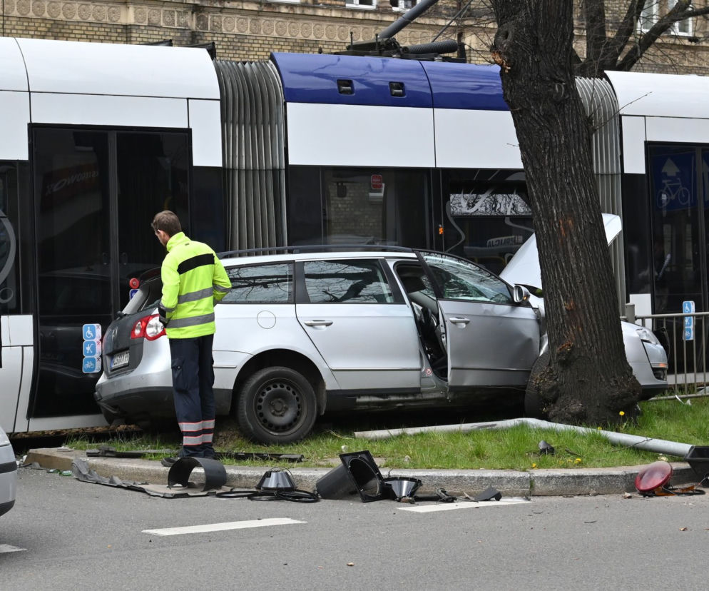 Wypadek na al. 3 Maja. Samochód zderzyl się z tramwajem