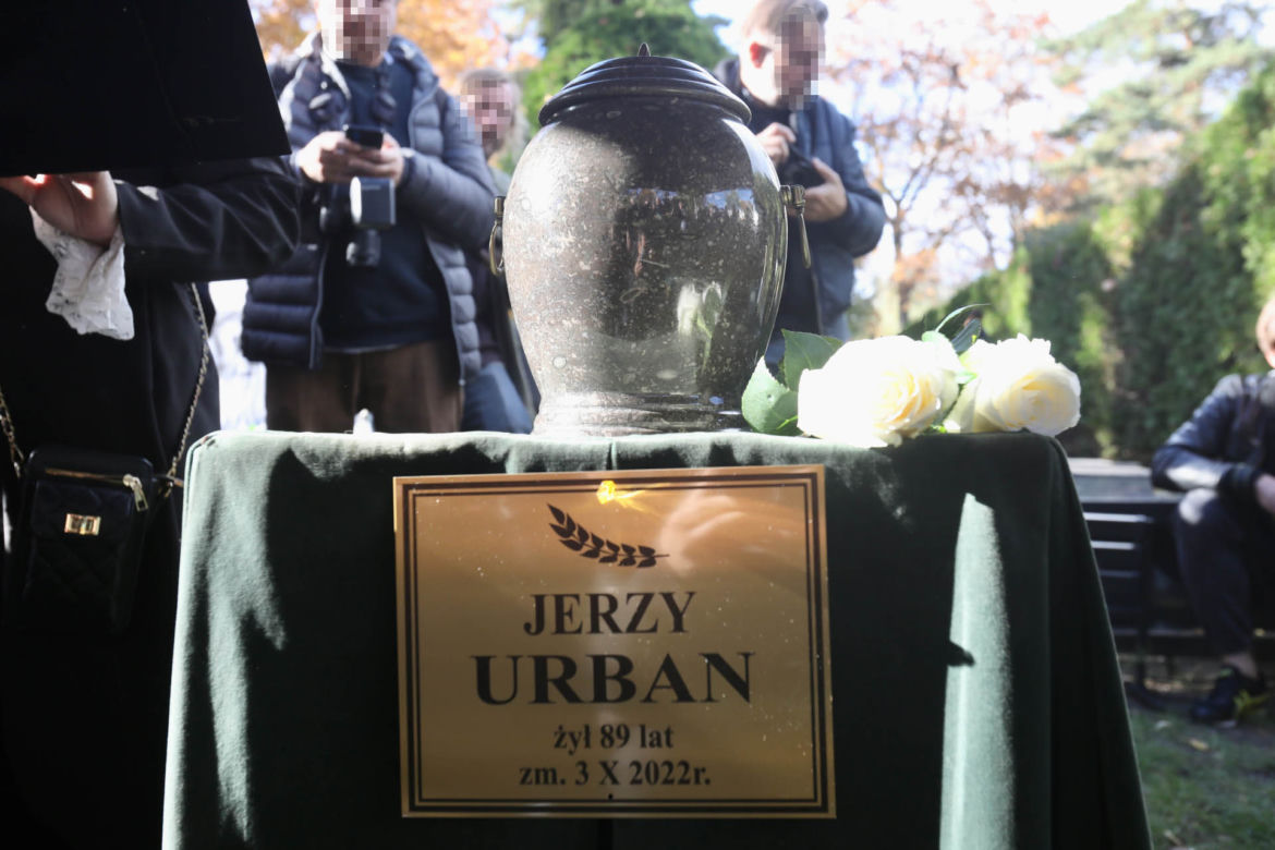 Grób Jerzego Urbana. Dzień po pogrzebie z pomnika zniknęła wódka!