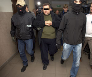 Fałszywy ksiądz więził i okradał emerytów